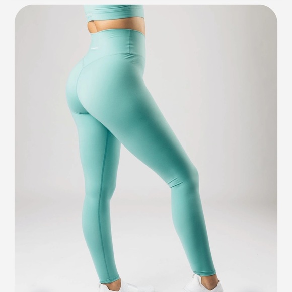 Alphalete essential legging - Picture 4 of 5